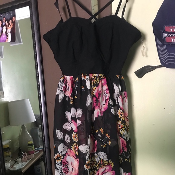 Adorable floral dress! High low and built in padding. - Picture 4 of 6